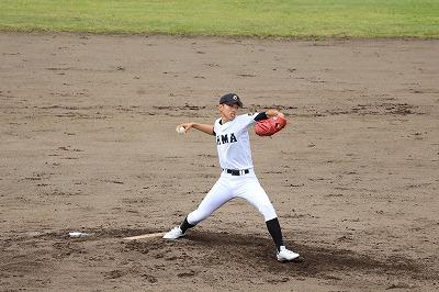 力一杯投球する大間高校ピッチャー